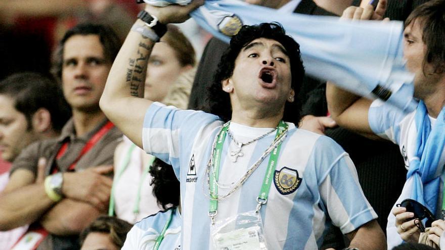 Mor Maradona, el mite més enllà del futbol