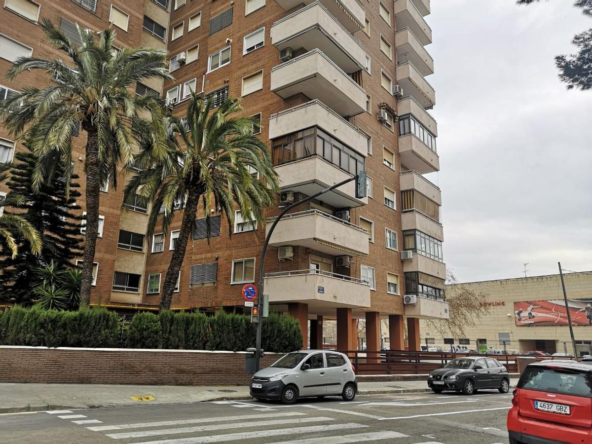 La parte de delante, la primera finca de la calle Llombai, esquina a Tres Cruces...