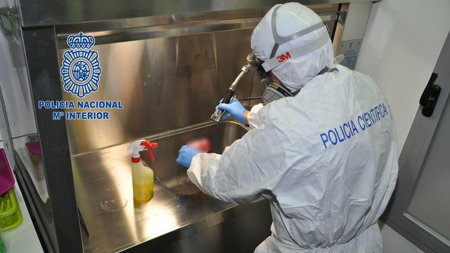 La Policía Científica en pleno proceso de investigación