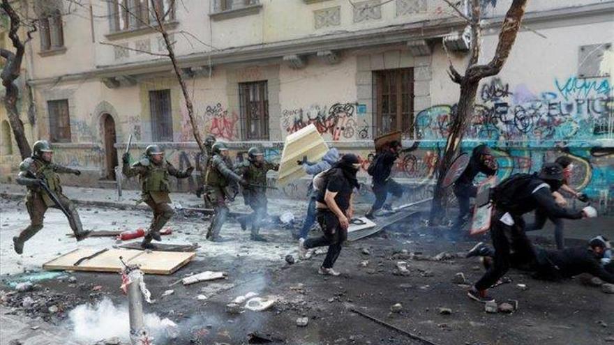 En Chile no cesan los enfrentamientos entre manifestantes y la policía