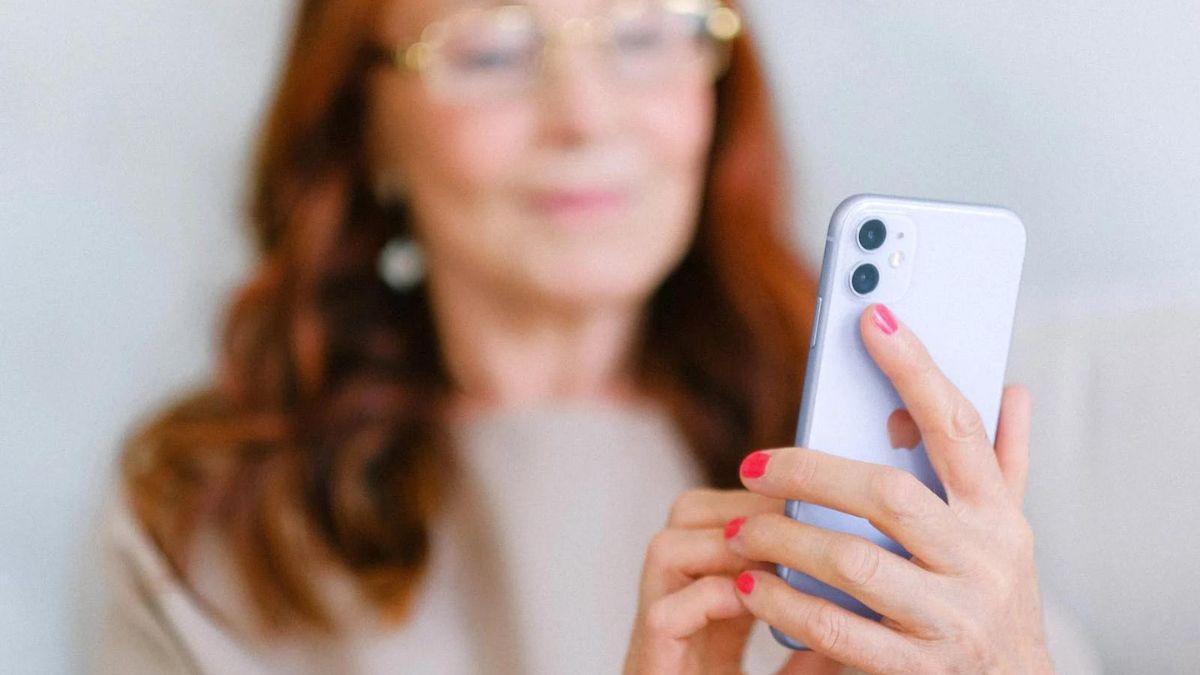 Una mujer mirando un teléfono móvil