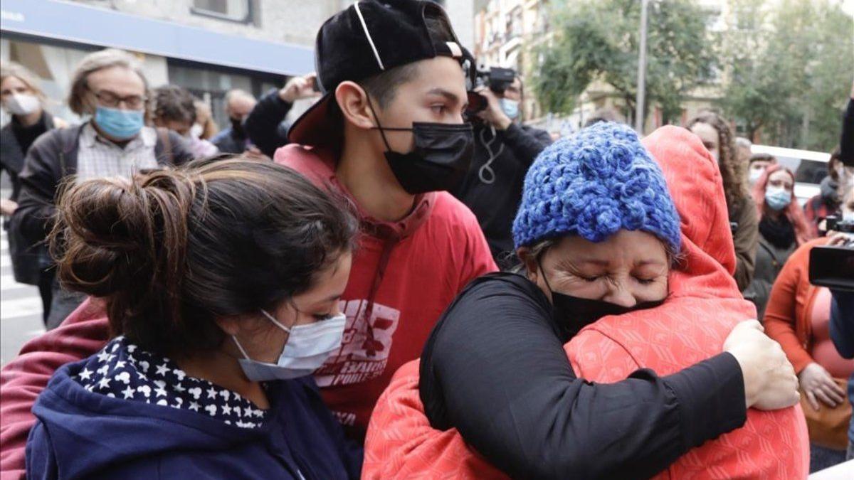 Una madre se abraza a sus hijos al saber que se ha parado su desahucio, en noviembre del 2020 en Barcelona.