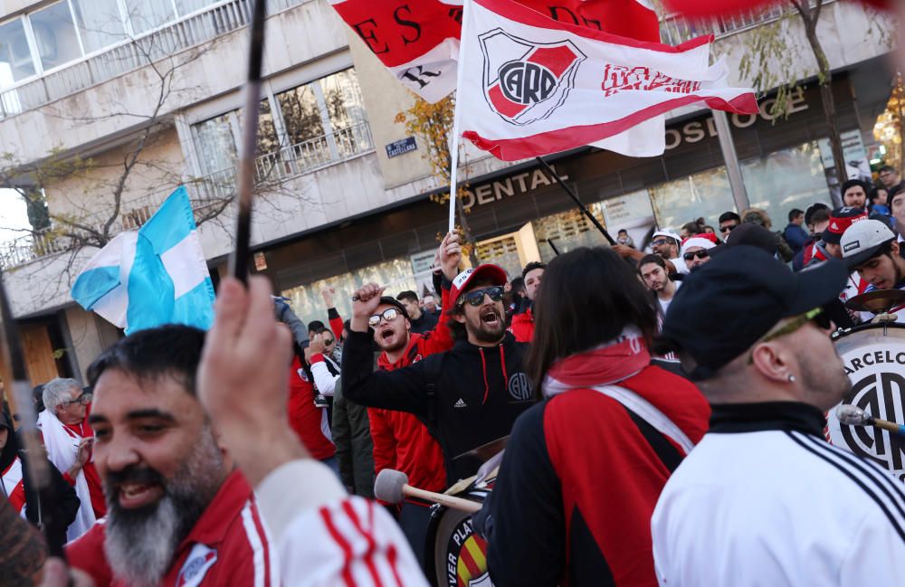 Las aficiones de River y Boca llenan Madrid