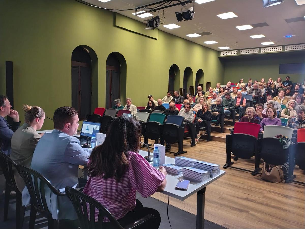 El salón, lleno de público.
