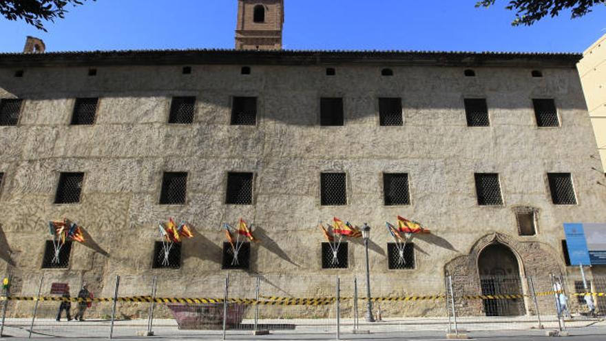 Vista general de la fachada del monasterio, acordonada por las obras y engalanada para las celebraciones de hoy.