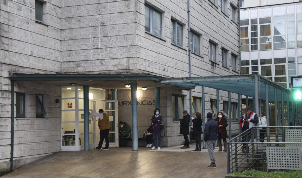 Colas de pacientes para acceder a urgencias en el Punto de Atención Continuada (PAC) de Vilagarcía. | NOÉ PARGA
