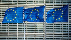 Banderas europeas ondeando frente al edificio de la Comisión en Bruselas.