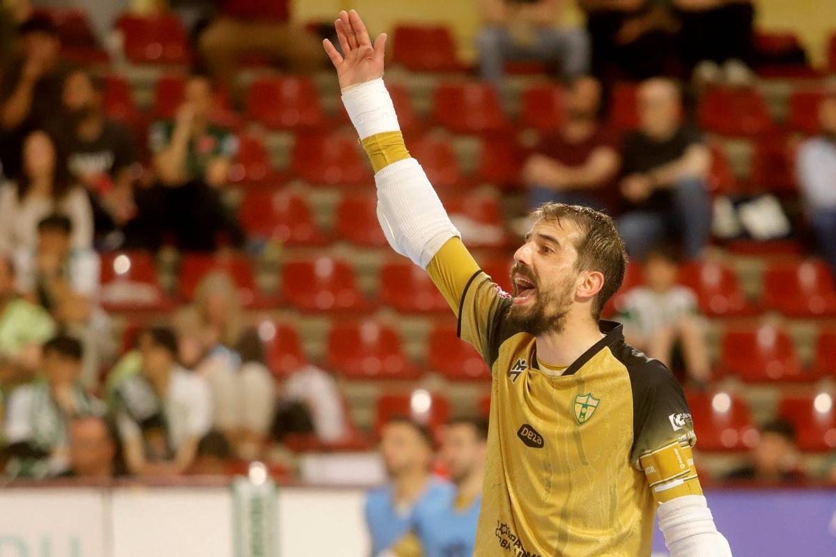 Fabio habla con sus compañeros.