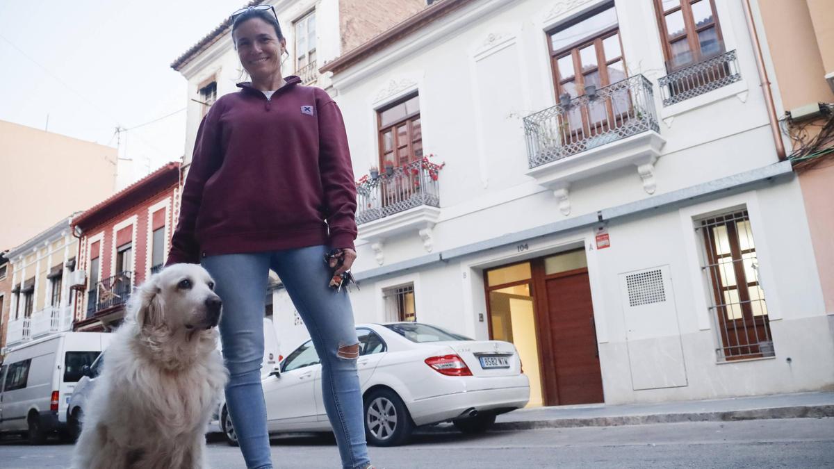 Alicia, cabanyalera de toda la vida, con su perra Niza en la puerta de su casa restaurada en la calle Progreso