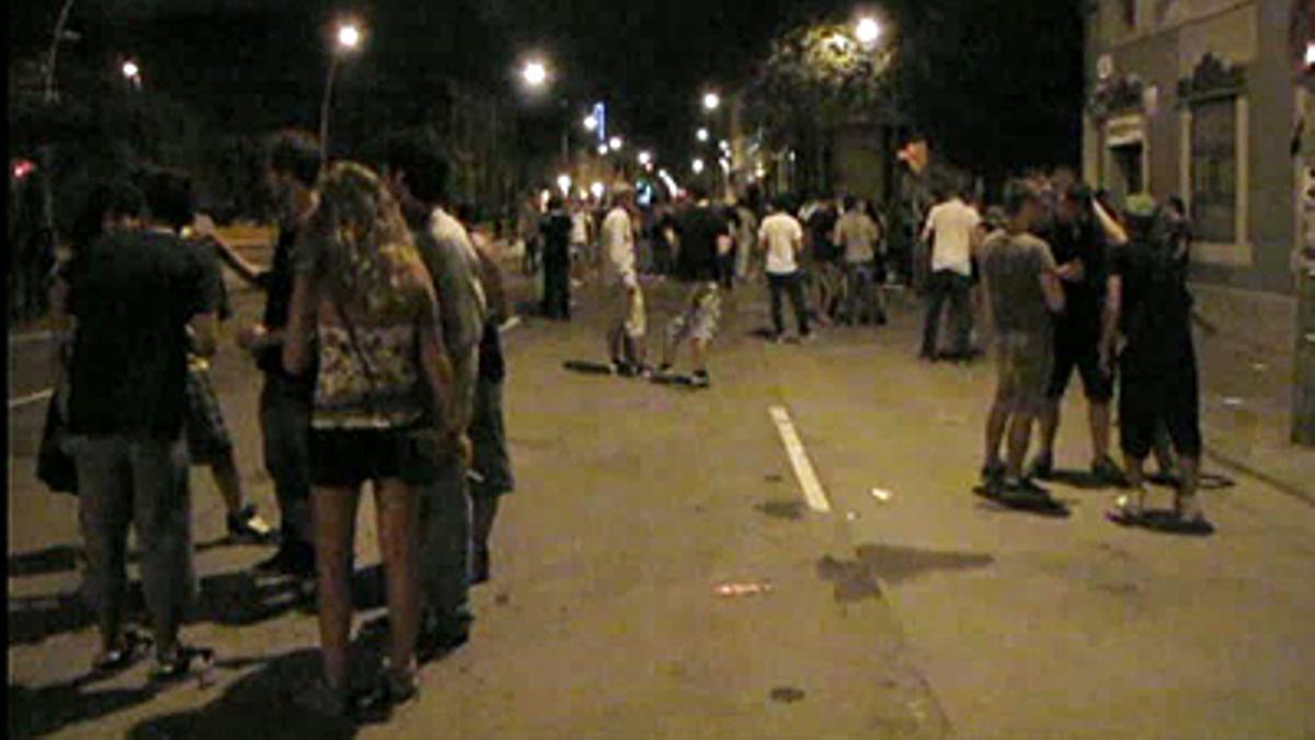 La festa i el ’botellón’ pels carrers del Poblenou es prolonguen fins a la matinada.