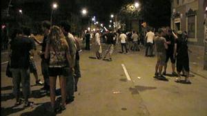 La festa i el ’botellón’ pels carrers del Poblenou es prolonguen fins a la matinada.