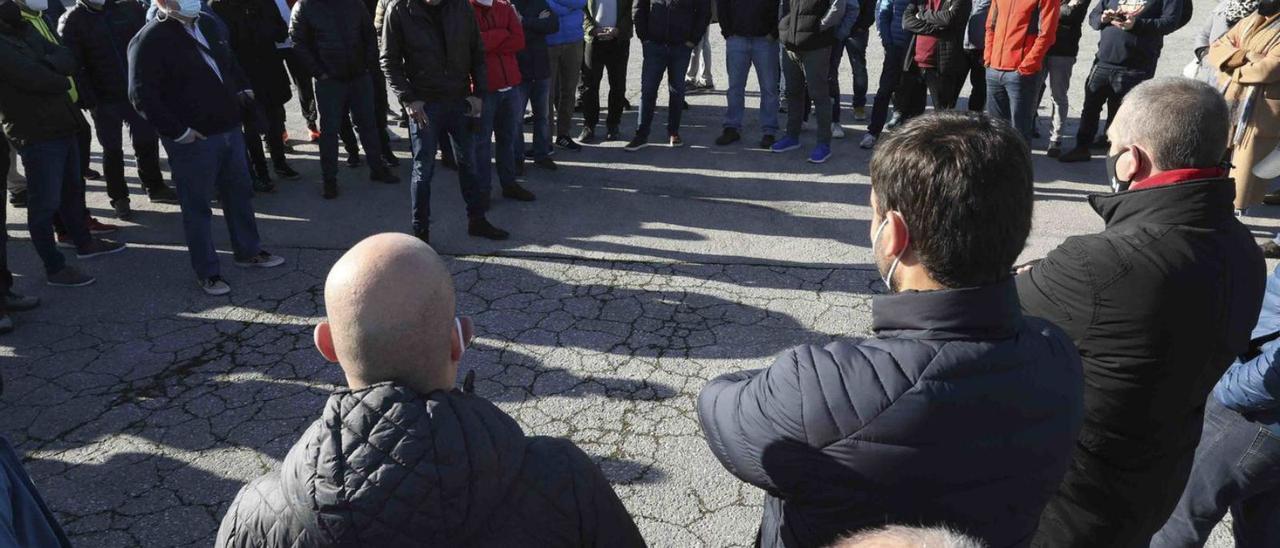 Los trabajadores de Alcoa, durante una asamblea en la explanada de acceso en San Balandrán. | Ricardo Solís