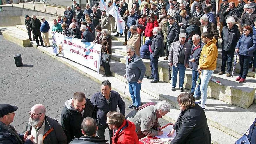 Asistentes a la movilización en defensa de las pensiones convocada para la mañana de ayer por la CIG en A Estrada. // Bernabé / Juan Carlos Asorey