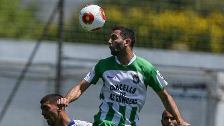 Un jugador del Somozas remata un balón en la ida.