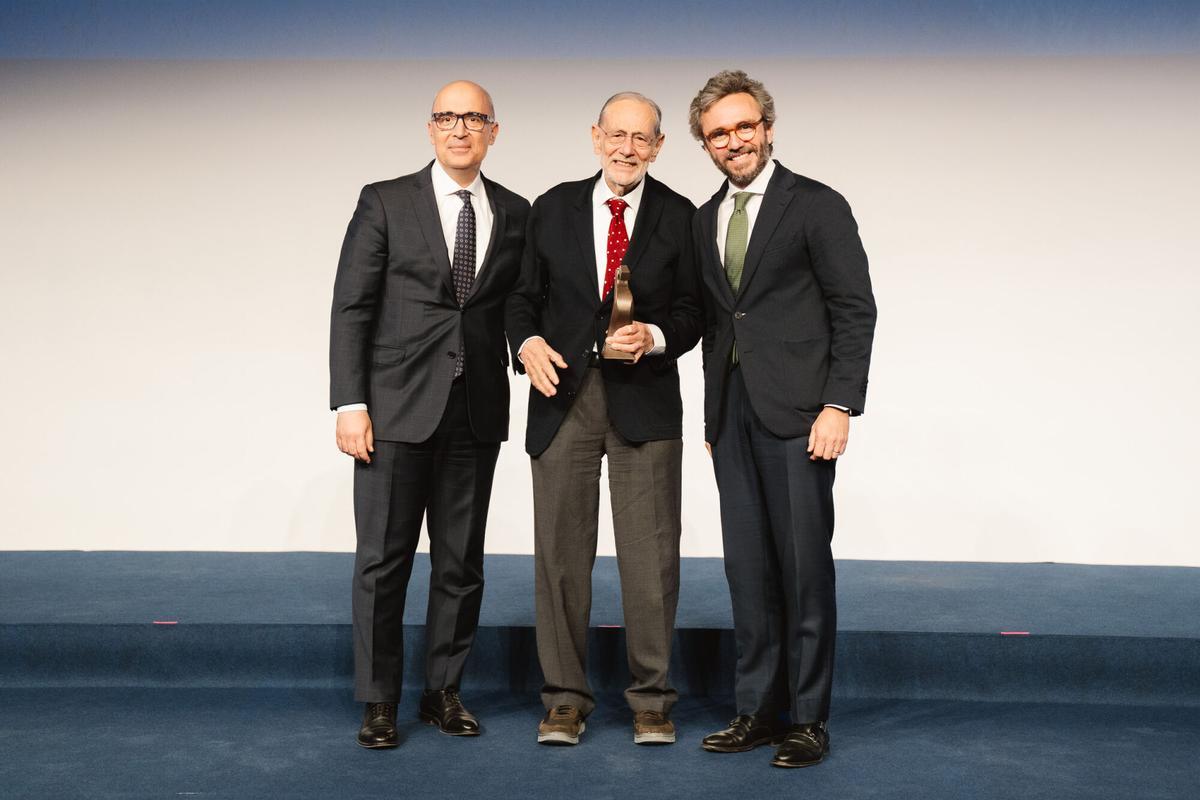 Francisco Javier Sánchez Segura, presidente de Airbus España, y Aitor Moll, consejero delegado de Prensa Ibérica, entregan el 'Premio a la defensa de Europa 2025' a Javier Solana Madariaga, presidente de EsadeGeo, exministro y exsecretario general de la OTAN.