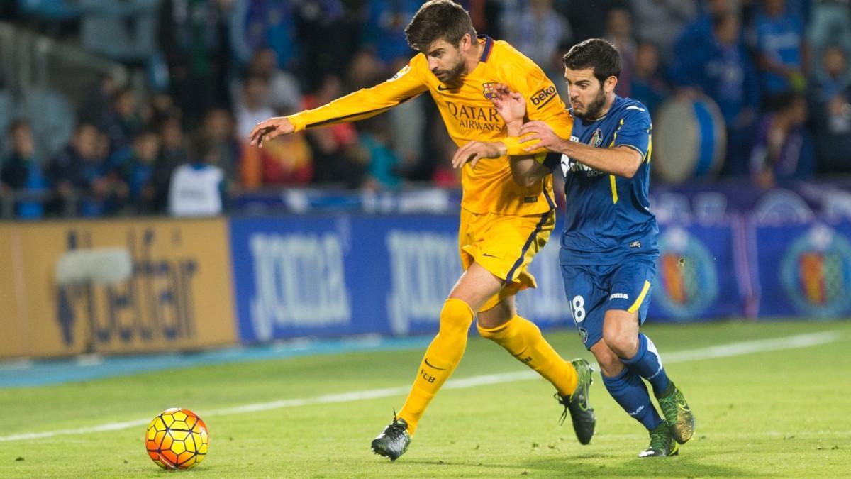 Víctor Rodríguez pugna con Piqué en un Barça-Getafe