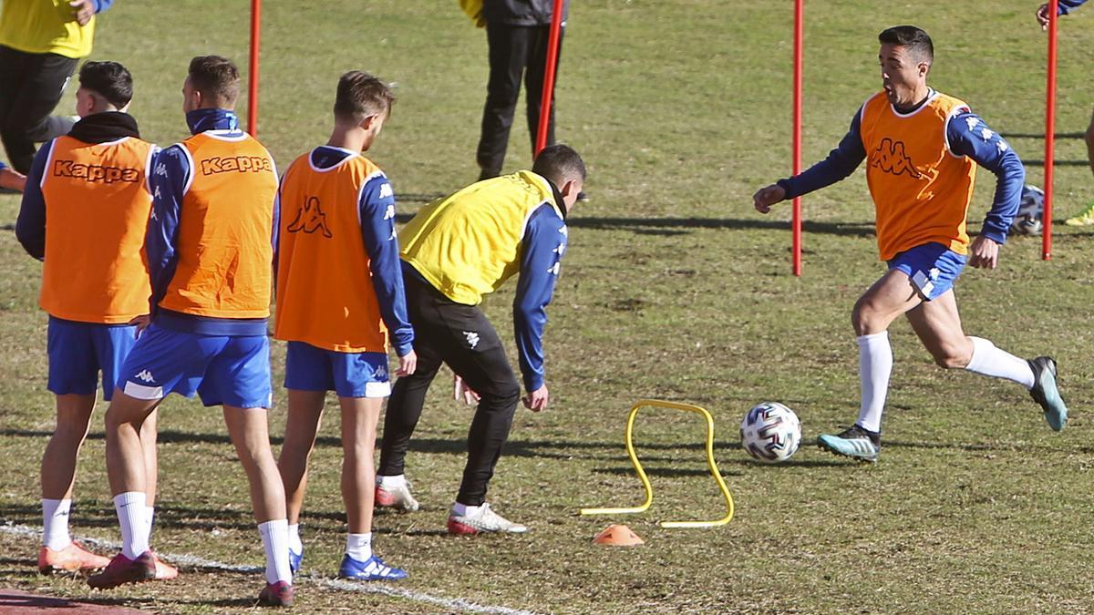 Pedro Sánchez, con balón, en el entrenamiento previo al  último partido.