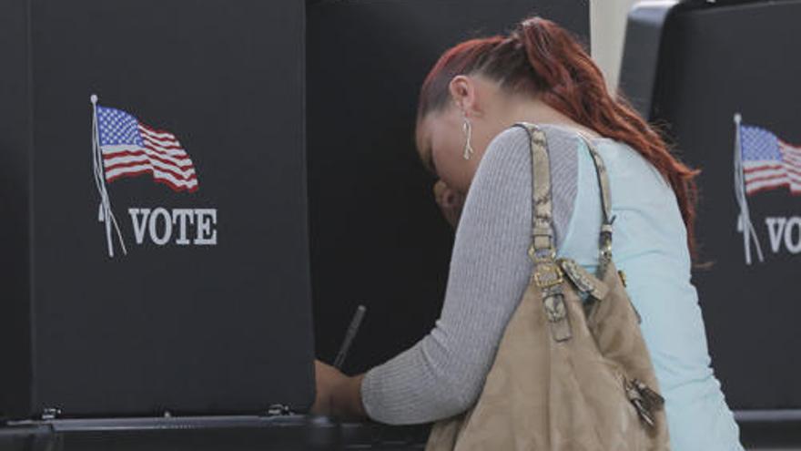 Una electora ejerciendo su derecho al voto.