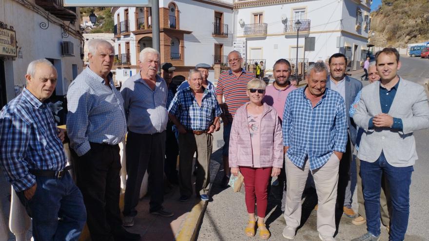 Los coordinadores andaluz y malagueño de Izquierda Unida, Toni Valero y Guzmán Ahumada, junto a vecinos de Almogía