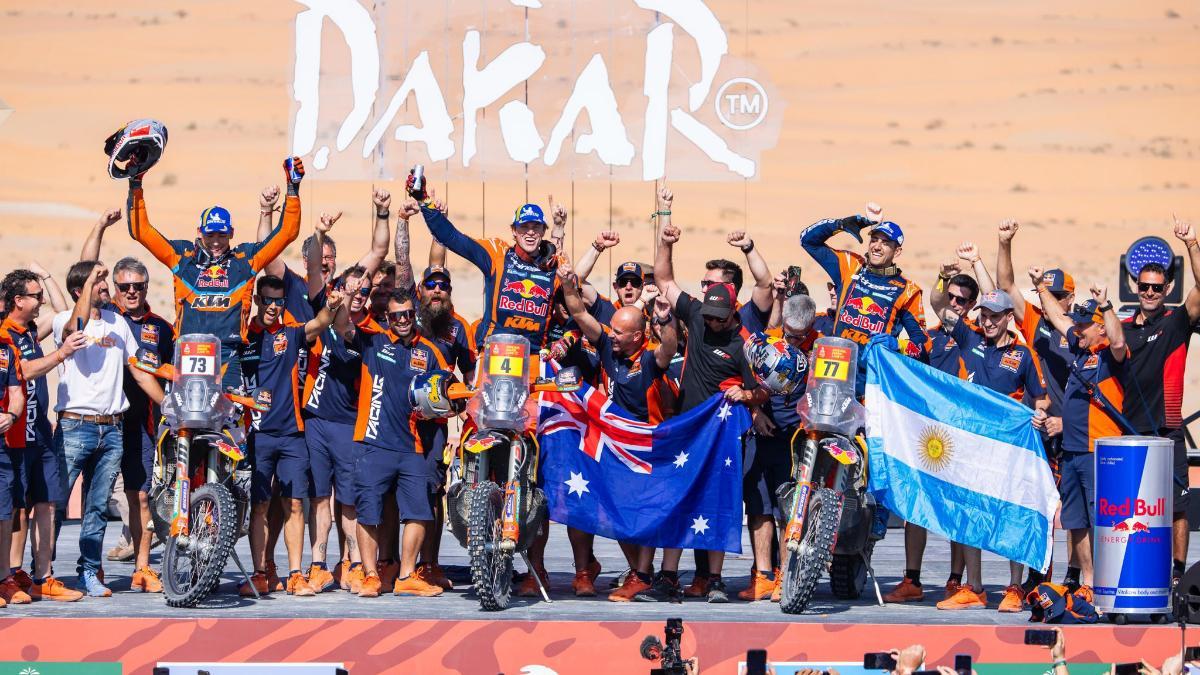 Daniel Sanders, en el centro, celebra su victoria en el Dakar con KTM