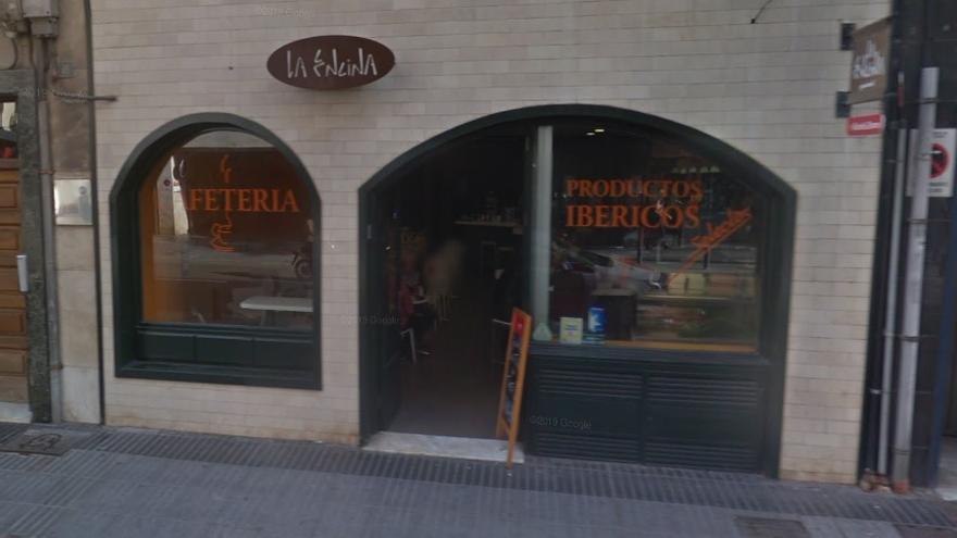 Comercio &#039;La Encina&#039;, ubicado en la calle León y Castillo