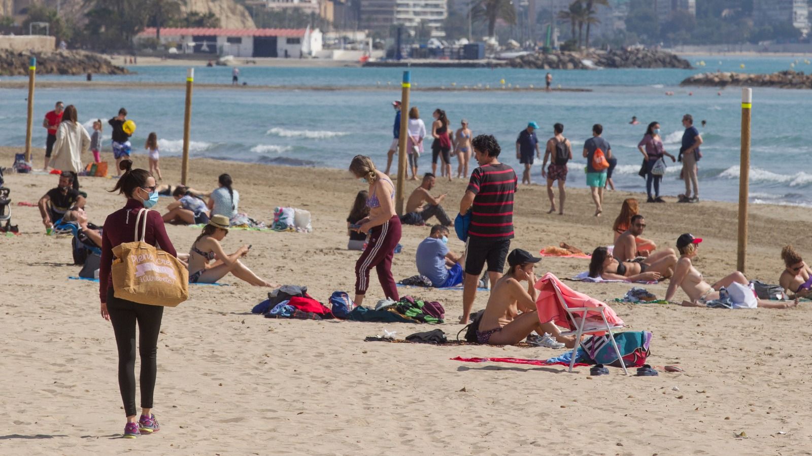 Las playas de Alicante lucen abarrotadas en el inicio del puente de Semana Santa