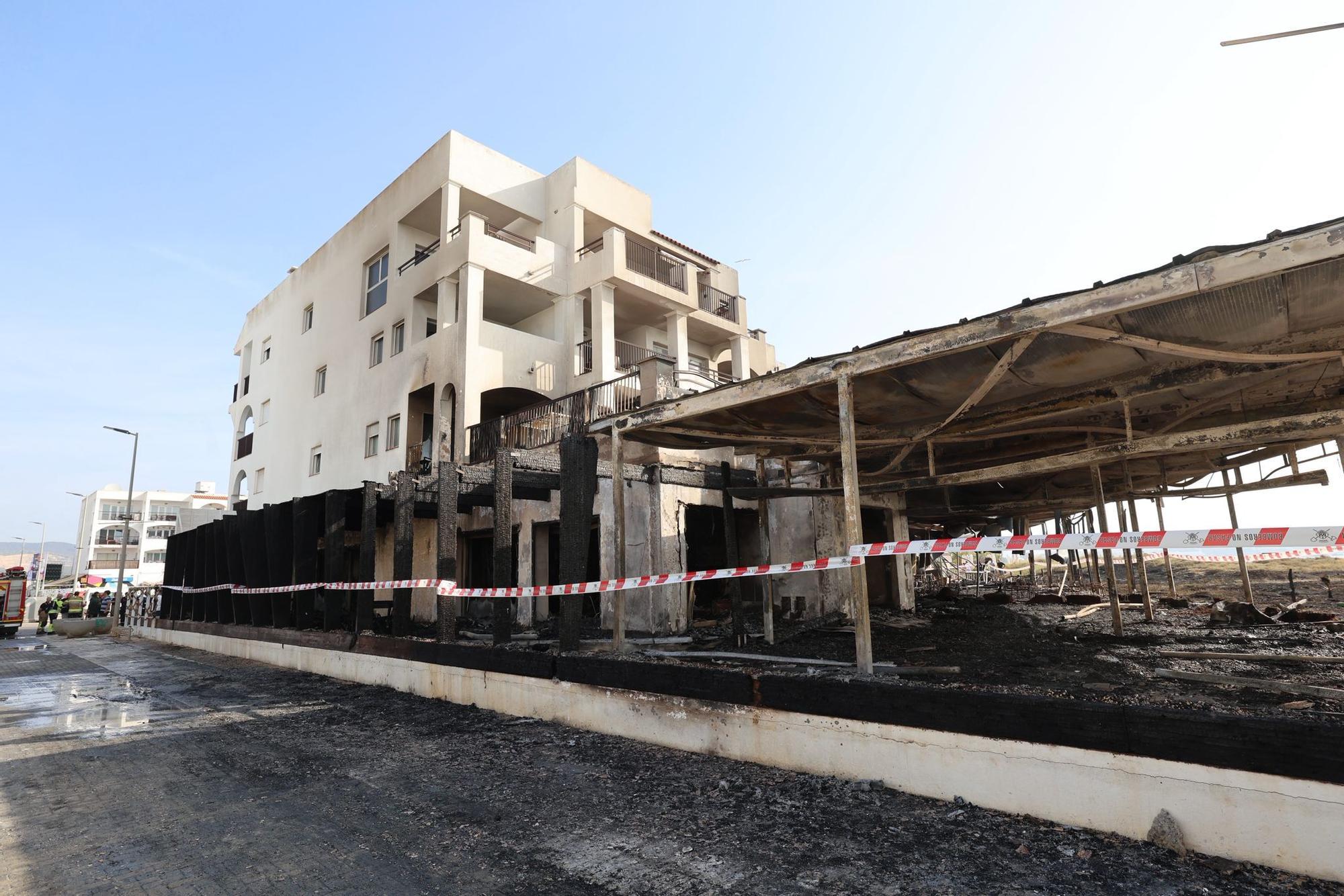 Todas las imágenes del devastador incendio en una zona de ocio de Ibiza