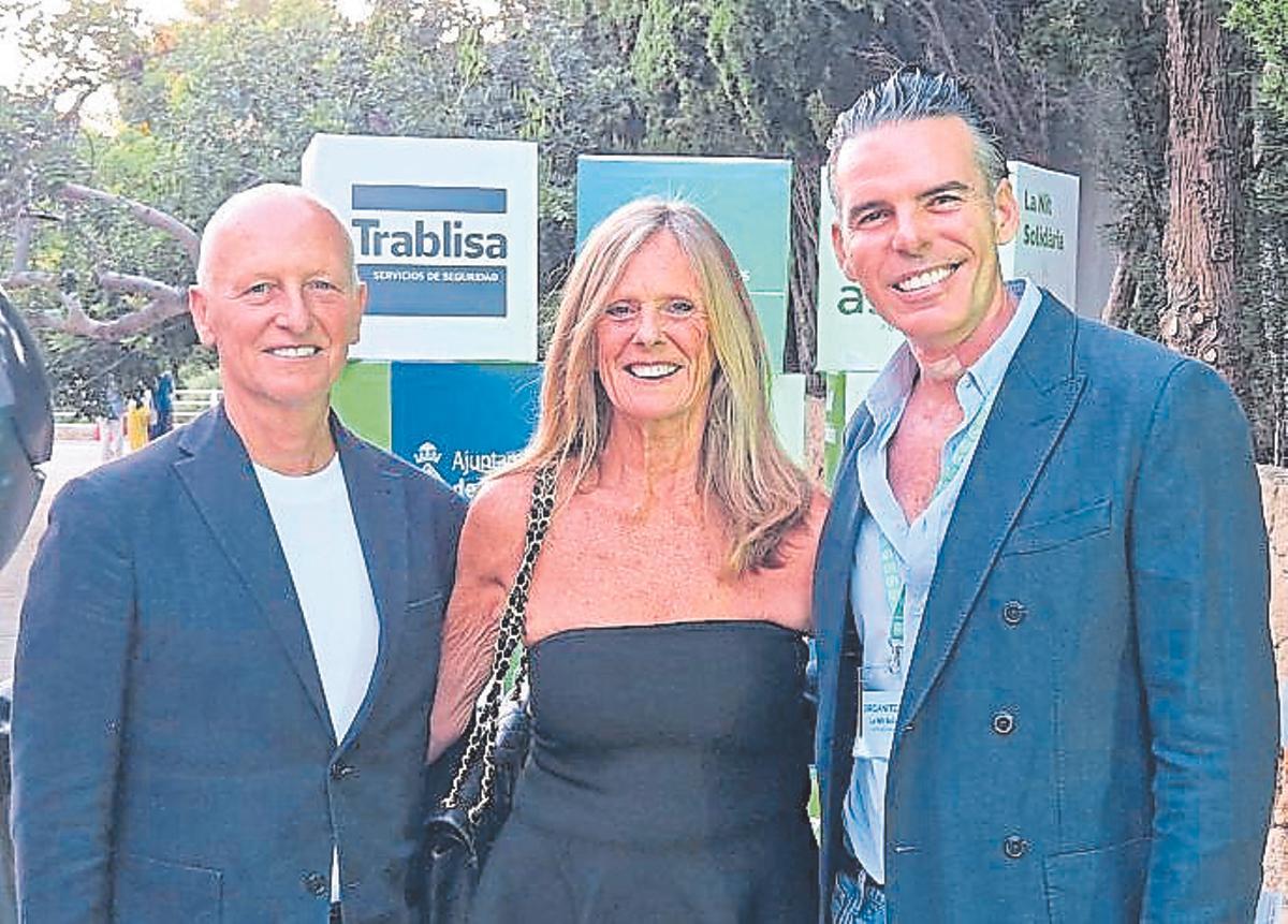 Michael y Wendy Garland con Tomás Agudo.