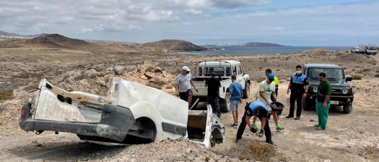 Trabajos de extracción de los restos de un vehículo tirado en un área prácticamente inaccesible de la Zona Especial de Conservación de Punta de la Sal, en Vargas | | LP/DLP