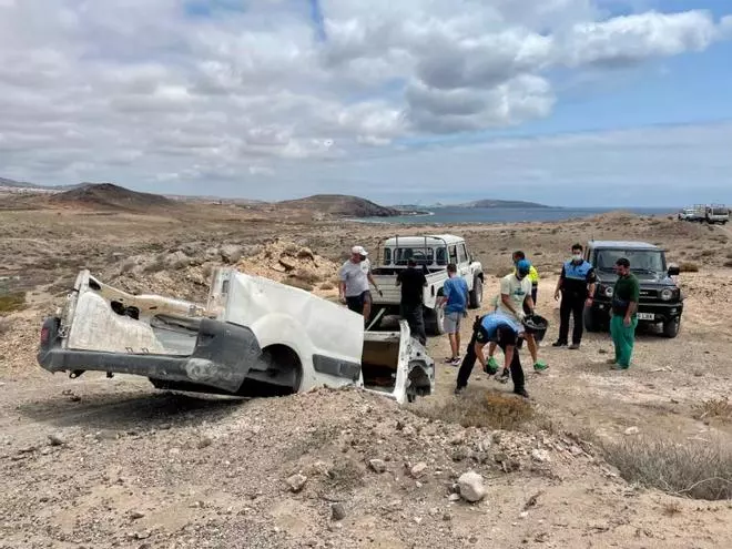 Los desaprensivos continúan abandonando vehículos y escombros en Playa de Vargas