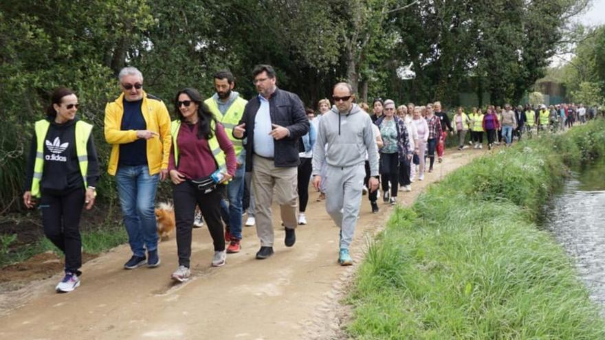 Un centenar de personas participan en la caminata por la salud de Meaño