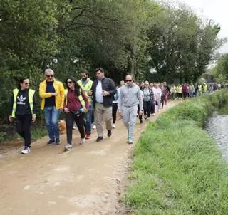 Un centenar de personas participan en la caminata por la salud de Meaño