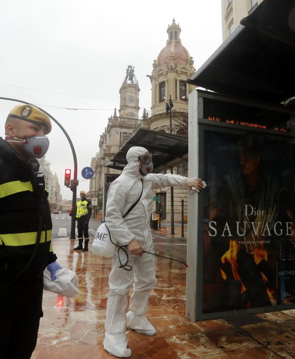 La UME desinfecta la plaza del Ayuntamiento de València por el coronavirus