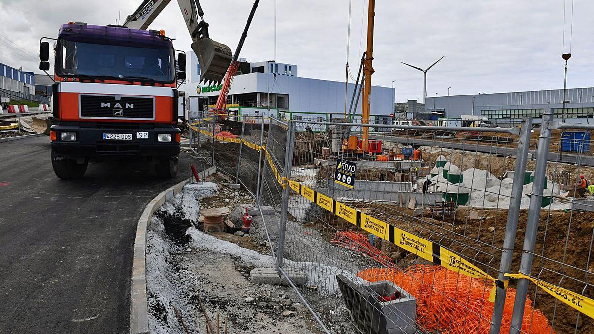 Obras en el complejo comercial de Nexus Sabón.   | // VÍCTOR ECHAVE