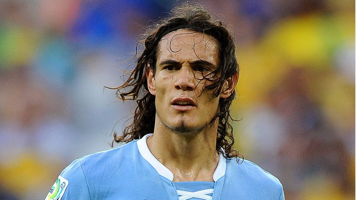 Cavani sigue libre a la espera de destino