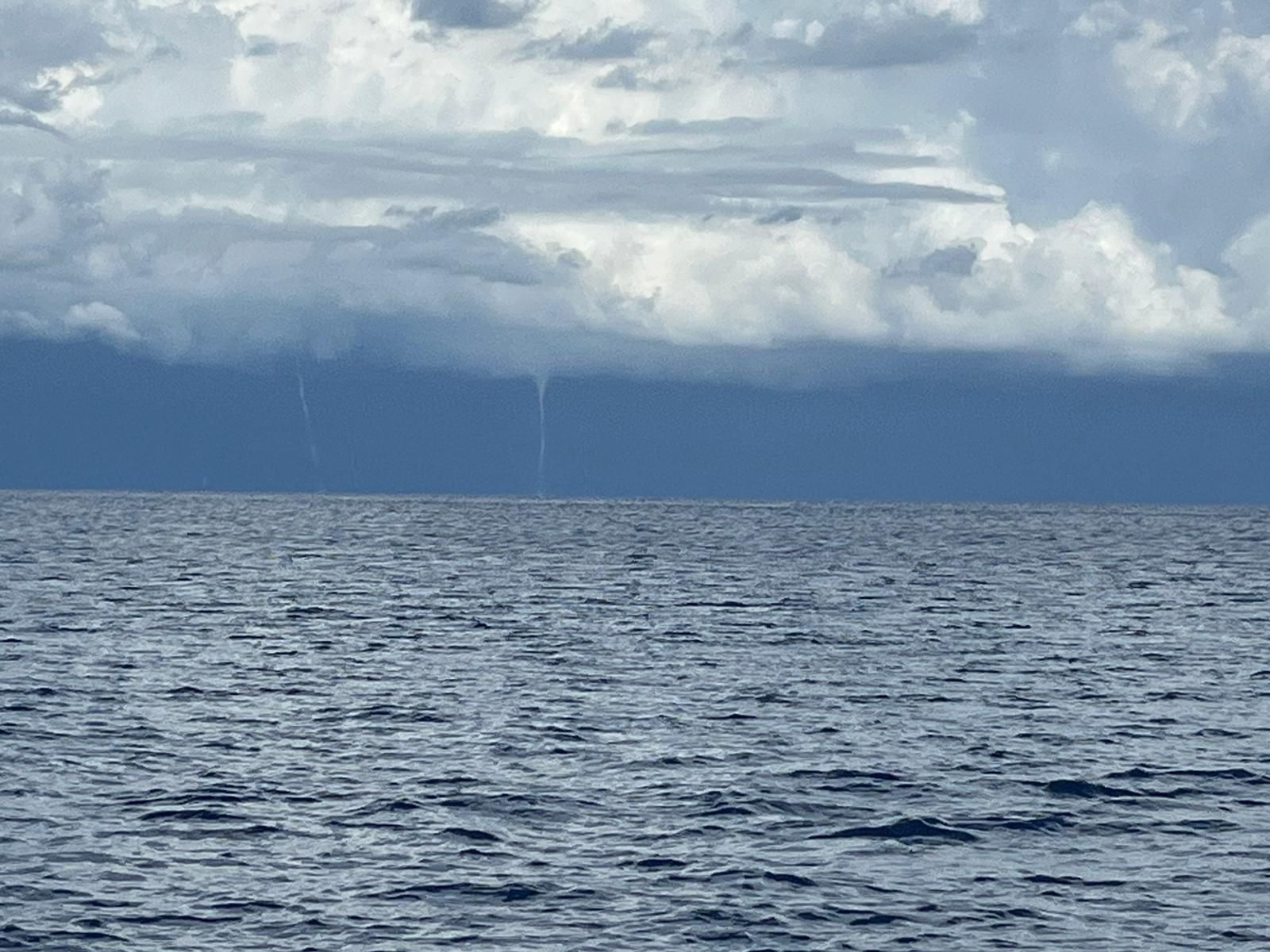 Se forman cuatro espectaculares mangas marinas en Santanyí