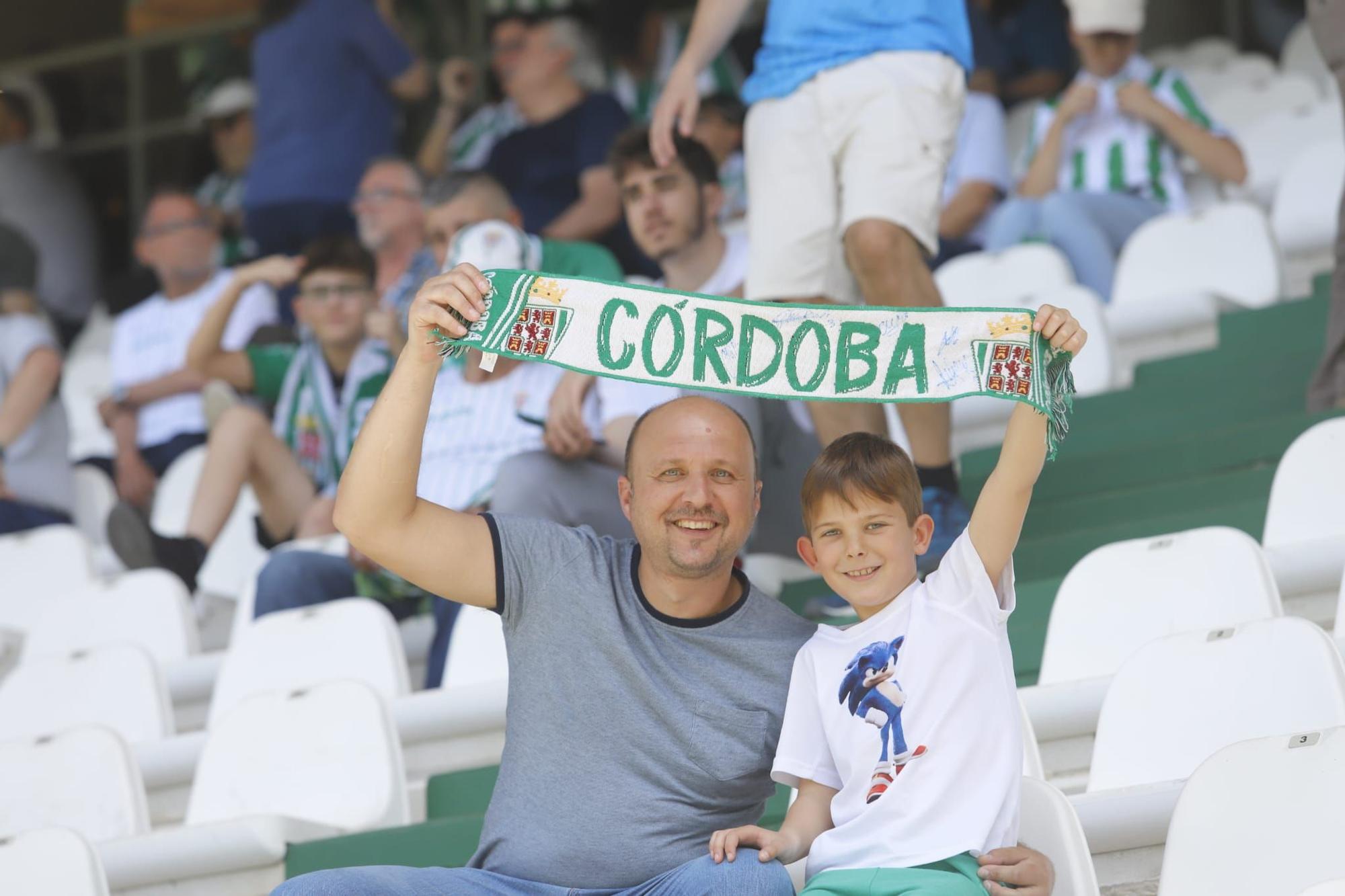 Córdoba CF-Alcoyano: las imágenes de la afición blanquiverde en El Arcángel