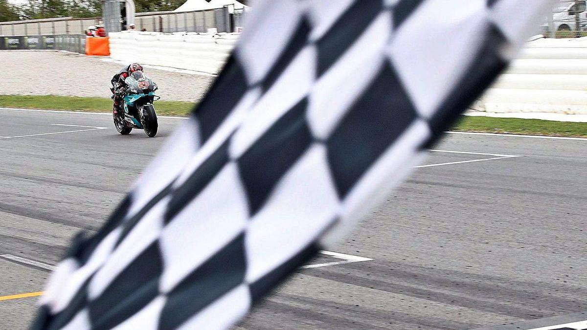 Quartararo cruza la meta en primer lugar, ayer en Montmeló.