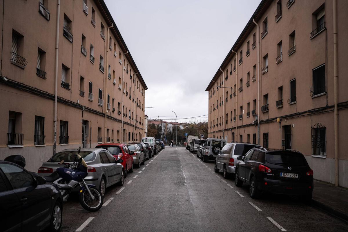 Vic, 22/12/2025. Política. Ambiente en la ciudad de Vic, con escenas cotidianas en distintos barrios que reflejan la segregación social existente en la ciudad. Foto: Zowy Voeten / El Periódico