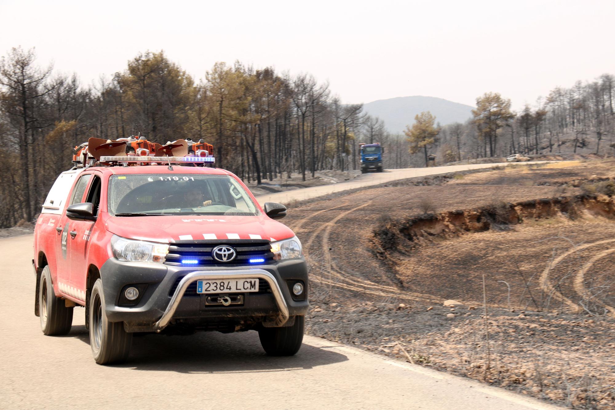 Un cotxe dels Bombers a la zona calenta del foc de Castellar de la Ribera