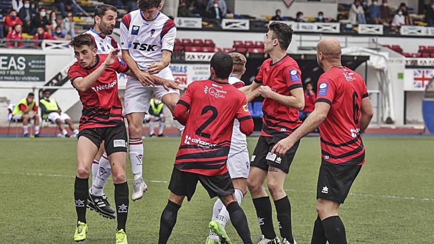 Una acción del partido entre el Luarca y el TSK Roces. | Irma Collín