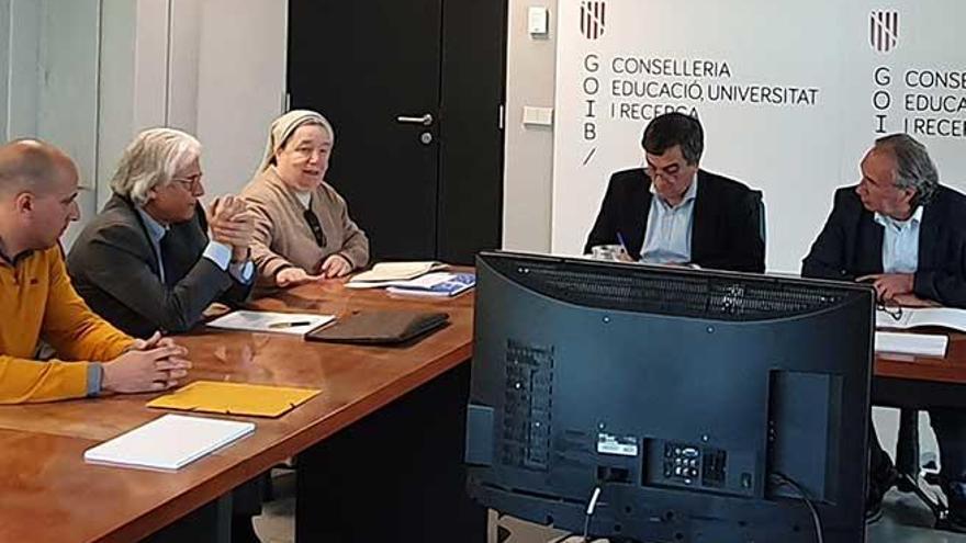 Miembros de la asociaciÃ³n Schola Libera en un momento de la reuniÃ³n con el conseller March.