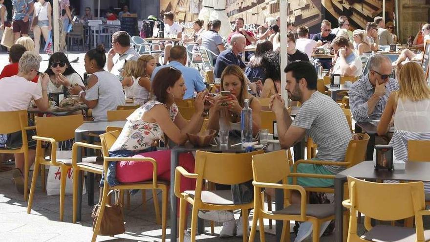 Un grupo de clientes disfruta del sol y las temperaturas cálidas ayer por la tarde en una de las terrazas del Casco Vello. // R. Grobas