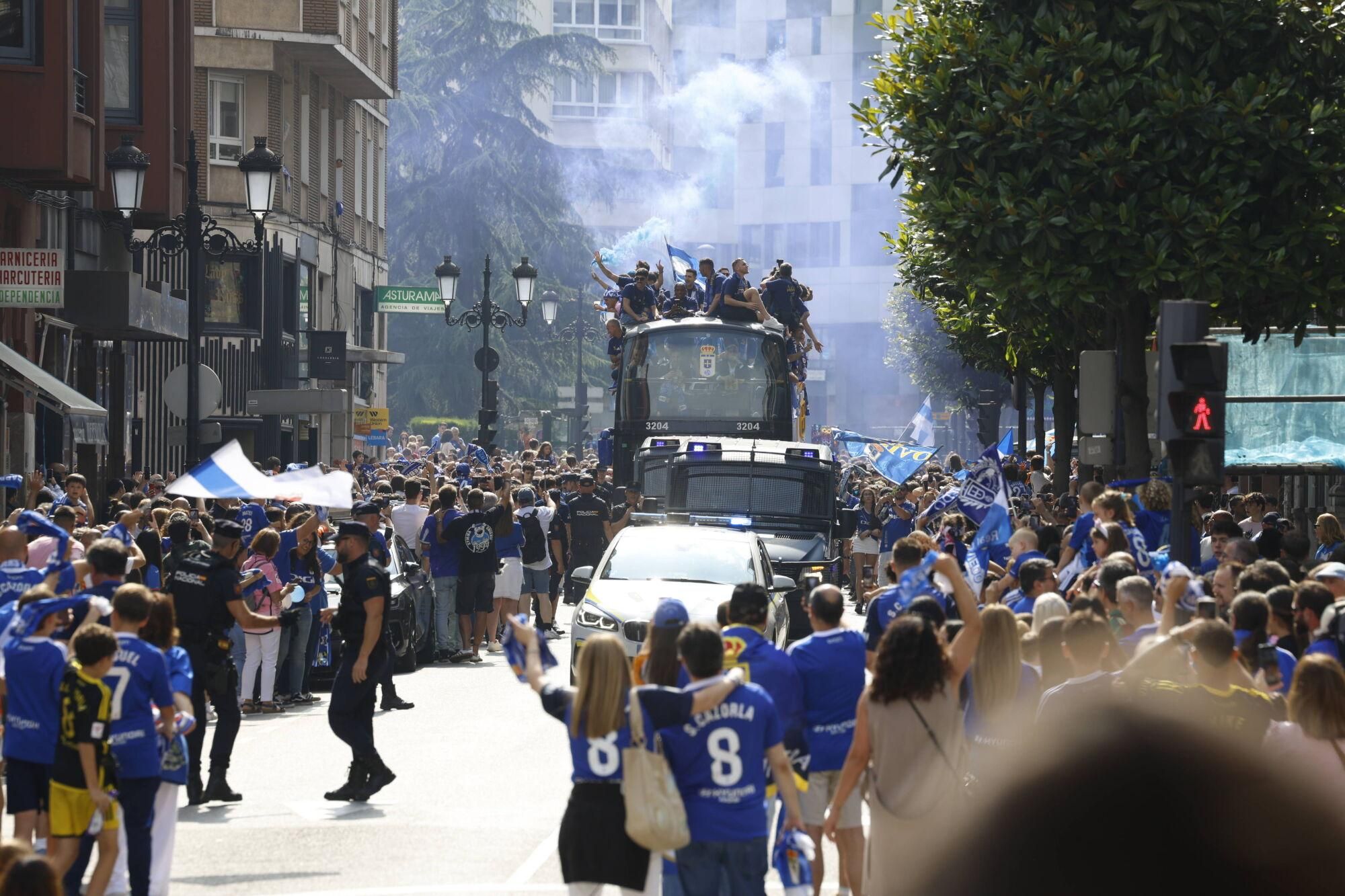 Locura azul en las calles de Oviedo para celebrar el ascenso del equipo a Primera División
