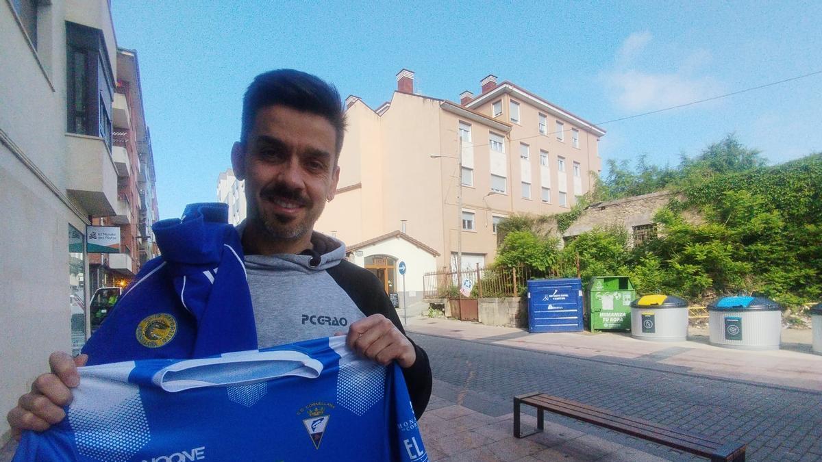 Omar Cabal con la chaqueta del ascenso de 2006 en el hombro y la camiseta de la promoción de esta temporada, en las manos.