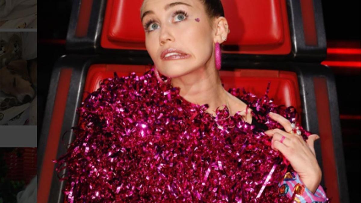 Miley Cyrus y su propia versión del jersey 'feo' navideño