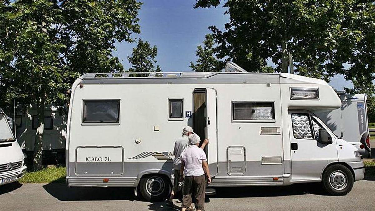 Usuaris pujant en una autocaravana, en una imatge d'arxiu.