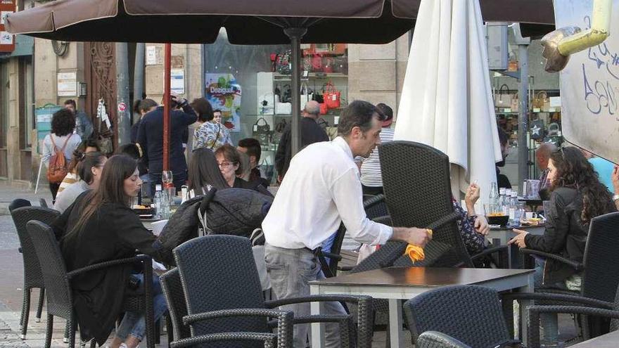 Un trabajador de la hostelería en una terraza.