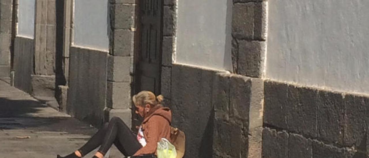 Una mujer pide a la puerta de la iglesia de San Ginés, ayer.