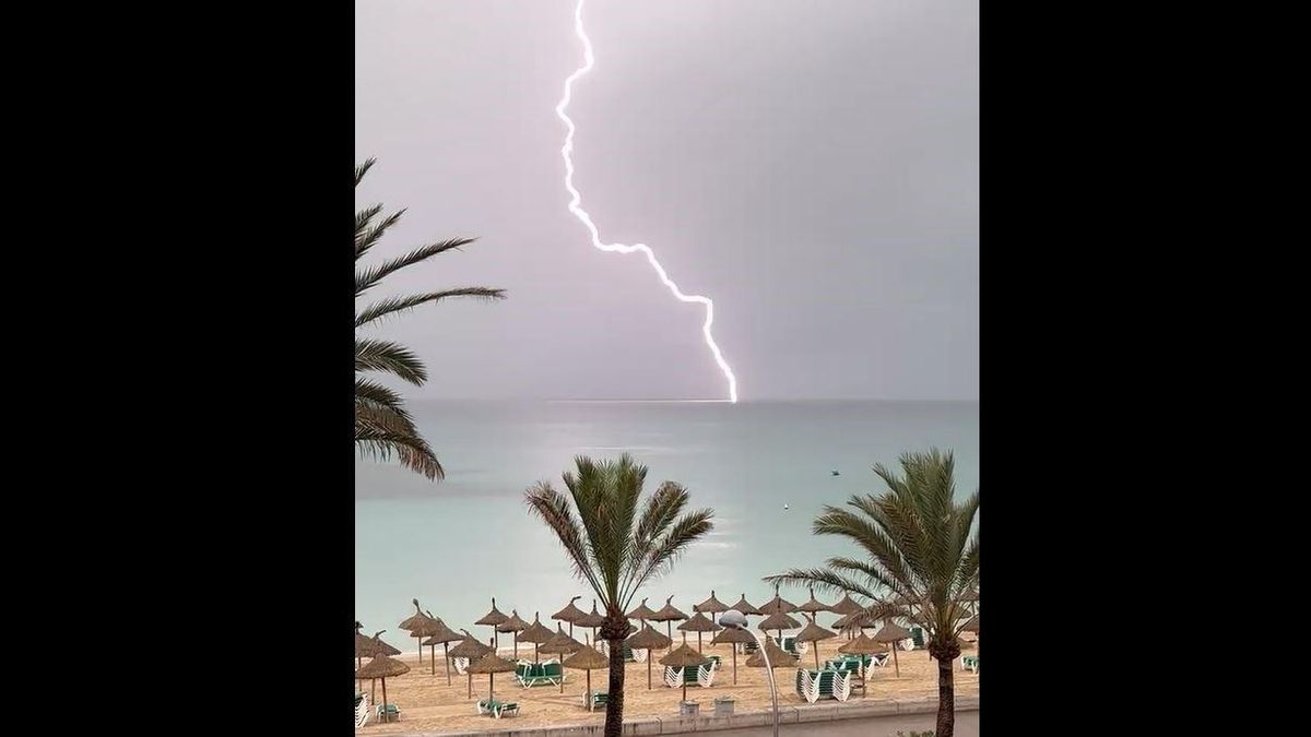 Eindrucksvoll: Der Blitz ist von der Playa de Palma aus perfekt zu sehen.